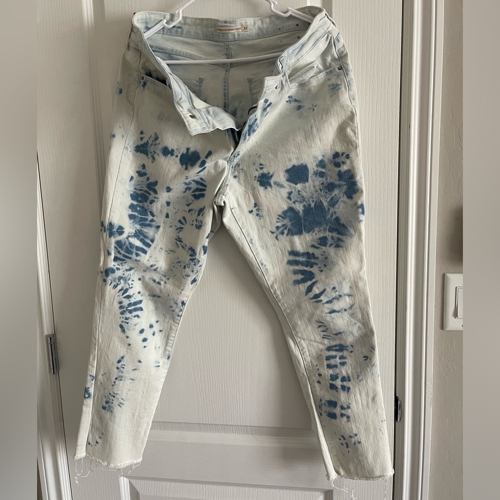 Levi’s used bleached jeans size 12 and 33 in the waist.